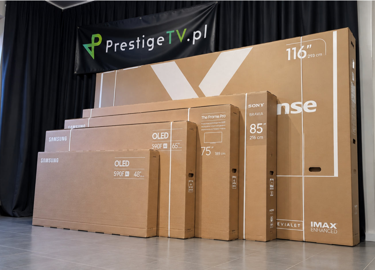 Pudełka telewizorów o różnych przekątnych i logo Prestige TV